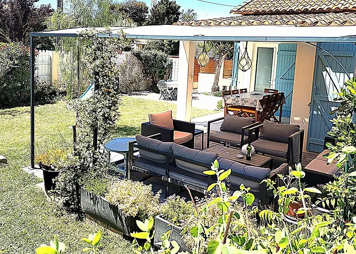 Les Volets Bleus Villa *